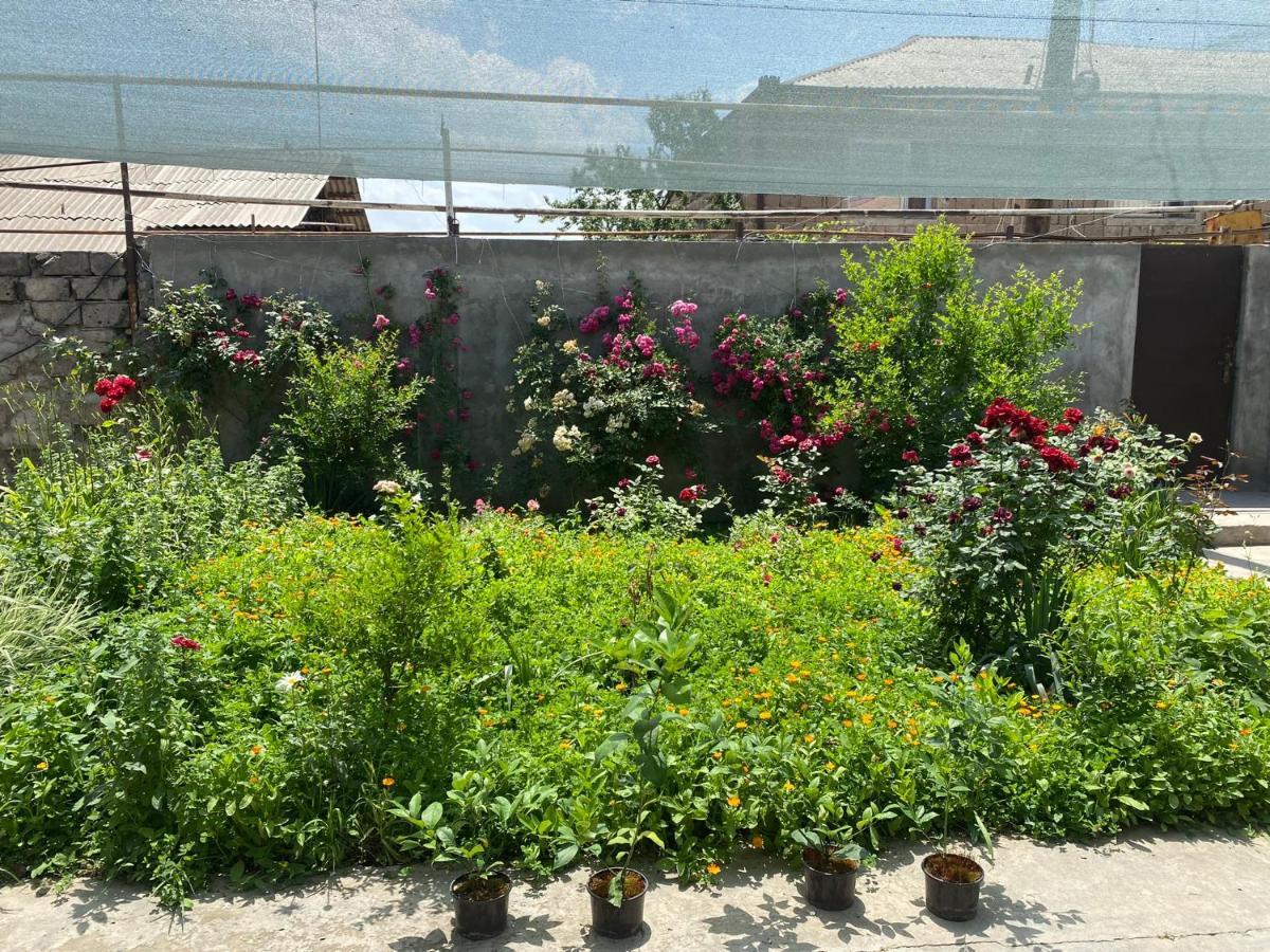 Friend'S House Rooms Near Airport Ghukasavan Екстер'єр фото