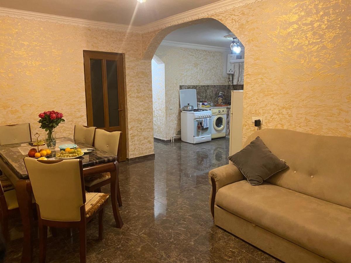 Friend'S House Rooms Near Airport Ghukasavan Екстер'єр фото